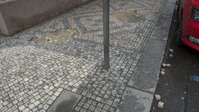 Praha 2 opraví rozbité chodníky. (Ilustrační foto)