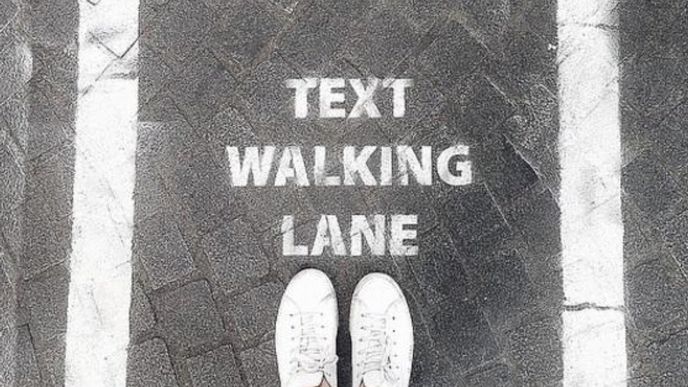chodníková linie vyhrazená pro SMSkující uživatele  telefonů