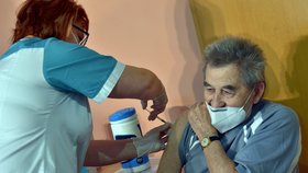 Očkovací centra začínají v Karlovarském kraji pracovat i v menších městech. V Chodově na Sokolovsku začalo očkování vakcínou Moderna (22. 3. 2021).