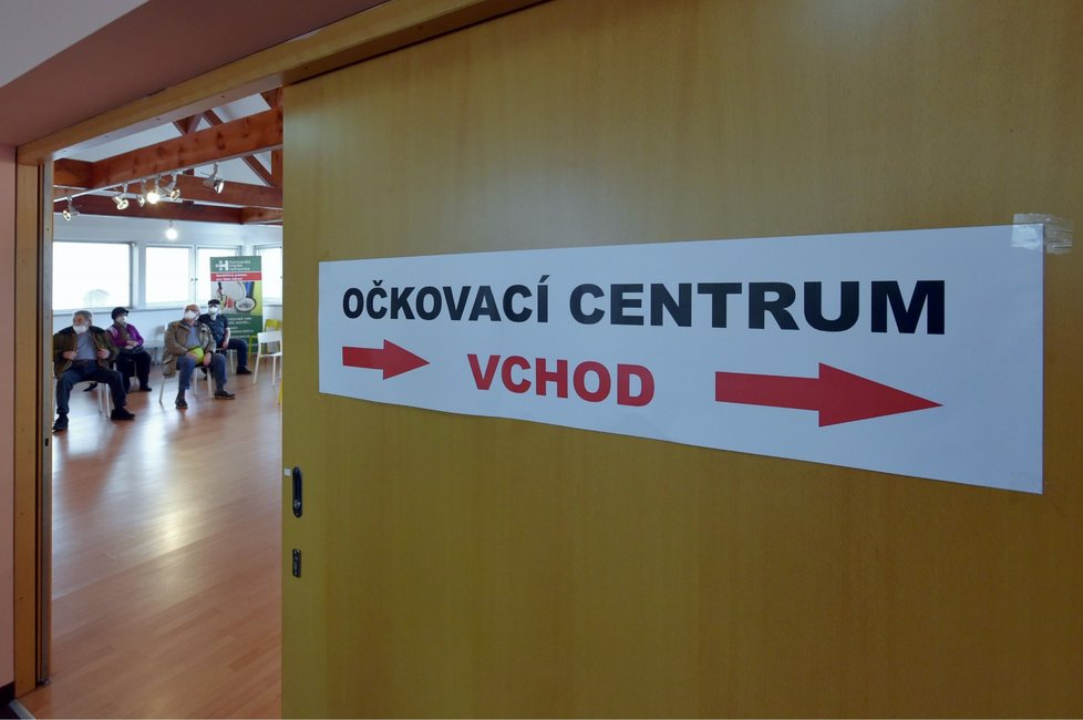 Očkovací centra začínají v Karlovarském kraji pracovat i v menších městech. V Chodově na Sokolovsku začalo očkování vakcínou Moderna (22. 3. 2021)