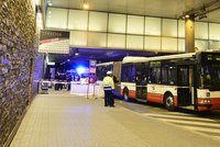 Na pražském Chodově zemřel muž: Spadl pod autobus