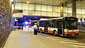 Na pražském Chodově zemřel muž, který spadl pod autobus.