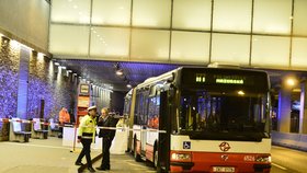 Na pražském Chodově zemřel muž, který spadl pod autobus.