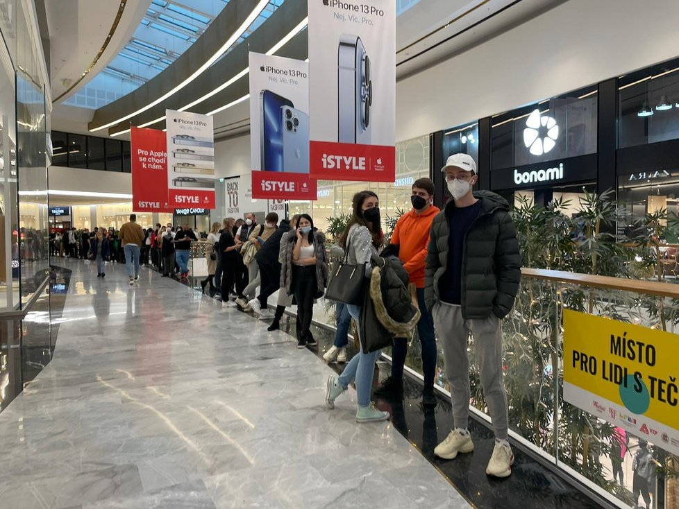 Na pražském Chodově v sobotu stála dlouhá fronta zájemců o očkování. Čekací doba se vyšplhala až na hodinu a půl. (20. listopadu 2021)