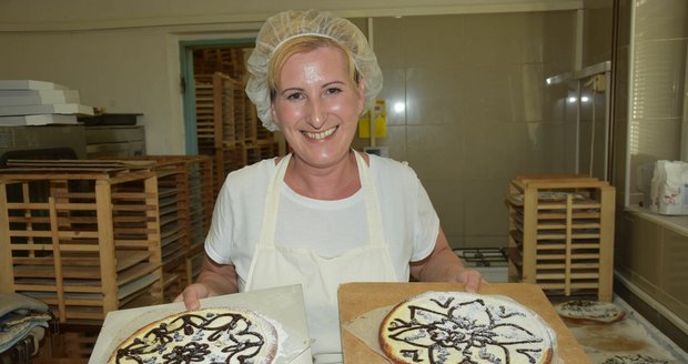 Lenka Vondrovicová (43)  ukazuje upečené koláče.