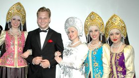 O přízeň zpěváka usilují na turné ruské tanečnice.