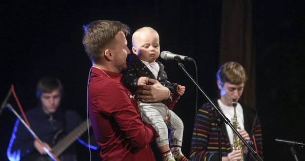 Martin Chodúr vyvedl na svůj koncert maminku a partnerku se synem.