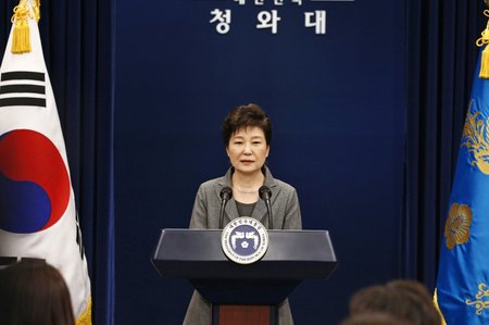 Jihokorejská prezidentka Pak Kun-hje prohlásila, že odstoupí, pokud parlament přijde s plánem bezpečného předání moci.