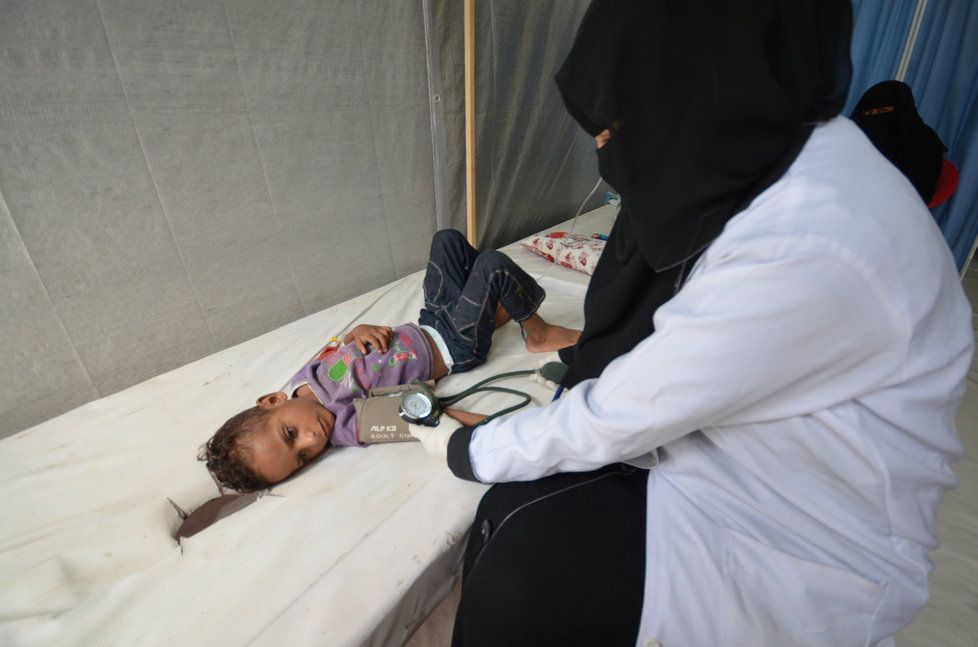 Epidemie cholery ve válkou zuboženém Jemenu už má 200 tisíc nakažených.