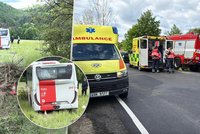 Autobus znenadání vyjel z vozovky? Na Příbramsku cestující utrpěli zranění