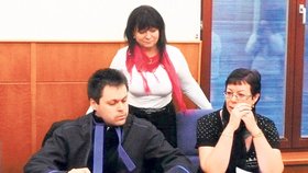 Jaroslava L. (na snímku stojící) a Šárka H. se včera začaly před soudem zpovídat z týrání seniorů