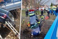 Senior skončil autem v korytě řeky Chomutovky: Měl obrovské štěstí!