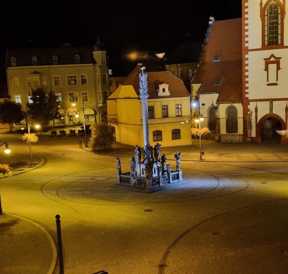 Mladík v BMW driftoval na náměstí v Chomutově, poškodil ho.