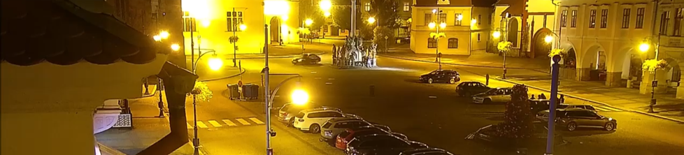 Mladík v BMW driftoval na náměstí v Chomutově, poškodil ho.