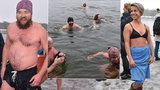 Vodní radovánky na Kamencovém jezeře: V ledové vodě si zaplavaly desítky otužilců!