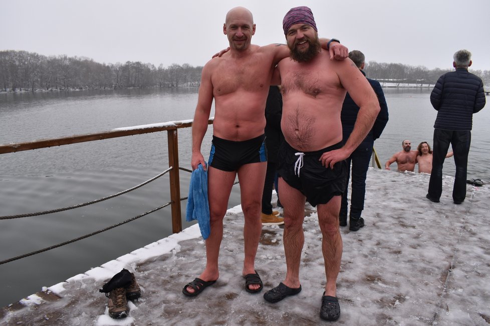 Kamencové jezero se prvně 29. února otevřelo otužilcům. Ledové vody si jich přišlo užít na padesátku.