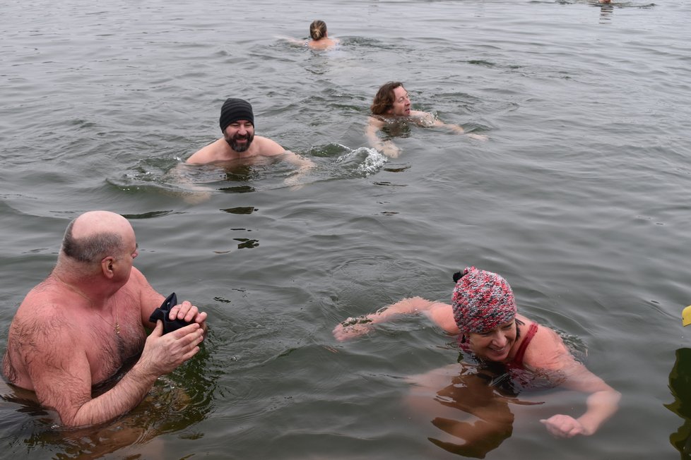 Kamencové jezero se prvně 29. února otevřelo otužilcům. Ledové vody si jich přišlo užít na padesátku.