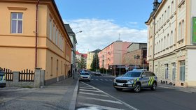 Ozbrojený muž se pohyboval v centru Chomutova. (16.5.2026)