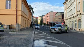Ozbrojený muž se pohyboval v centru Chomutova. (16.5.2026)