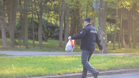 Policisté zajistili oblečení ženy.