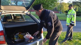 Policisté zajistili oblečení ženy.