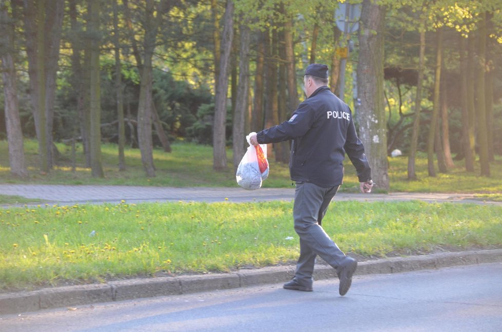 Policisté zajistili oblečení ženy.