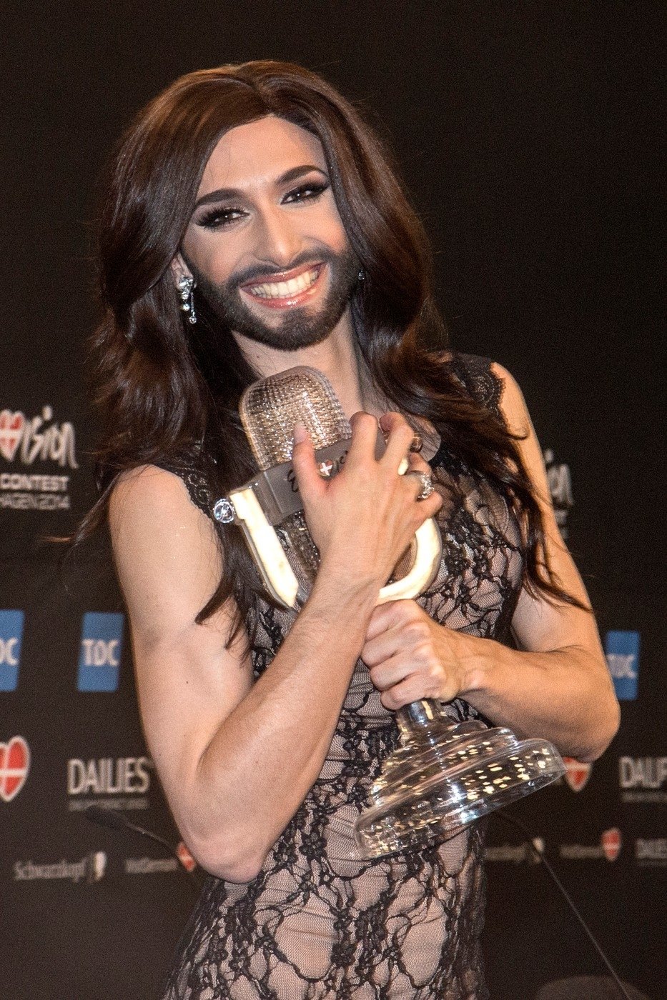 Conchita se raduje z ceny Eurovize.