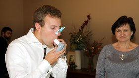 Ukázka použití přenosného spirometru. Není tak přesný jako ty, které mají lékaři v ordinacích, ale jeho výsledky jsou směrodatné.