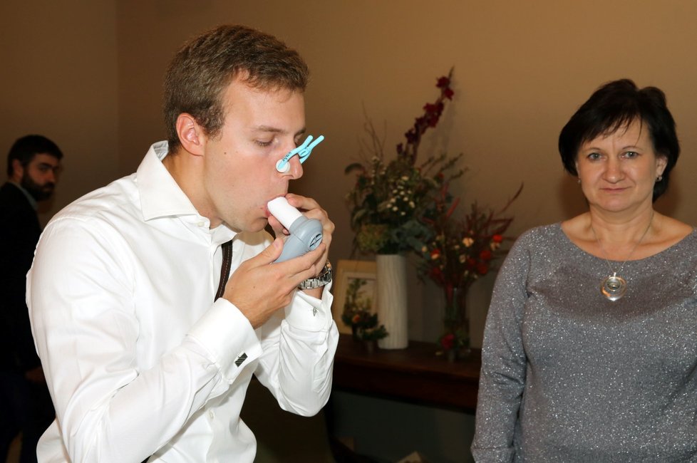 Ukázka použití přenosného spirometru. Není tak přesný jako ty, které mají lékaři v ordinacích, ale jeho výsledky jsou směrodatné.