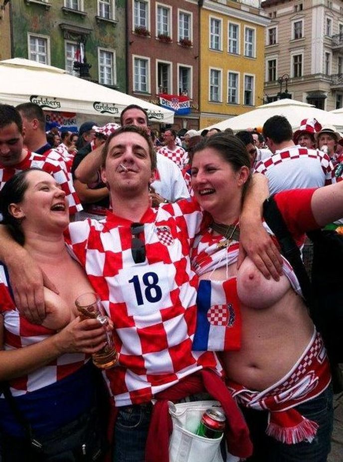 Chorvatské fanynky se po vítězství utrhly ze řetězu Chorvatské fanynky se po vítězství utrhly ze řetězu
