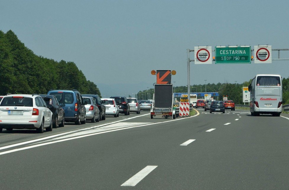 Na chorvatských dálnicích i většině hraničních přechodů do Chorvatska od sobotního rána silně zhoustl provoz, a to především směrem k moři.