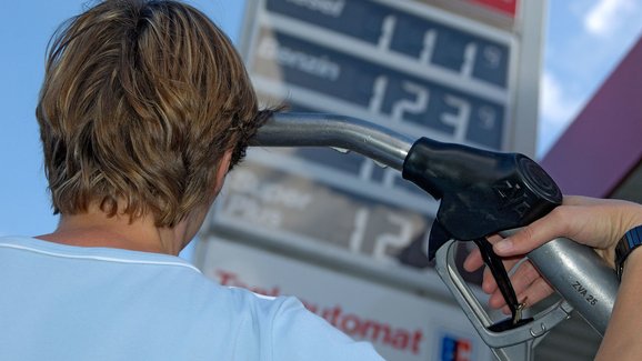 Paliva dál zdražila, cena benzinu se blíží 43 Kč/l a nafta téměř 47 Kč/l