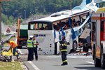 Havarovaný autobus, ve kterém zahynulo osm lidí včetně malé Adélky a její babičky.