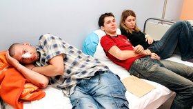 Miloš Meluzín (vlevo), Martin Vyšata (uprostřed) a jeho přítelkyně Barbora Sosnová (vpravo) měli štěstí, nehodu přežili jen s lehčími zraněními
