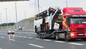 Trosky českého autobusu jsou odváženy z místa neštěstí