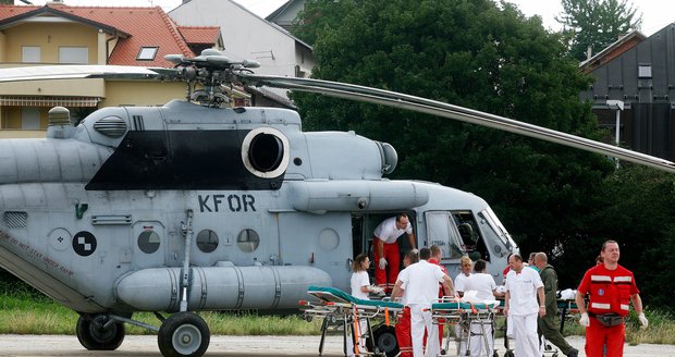Vrtulníky převážely raněné do nemocnice v Grospići.