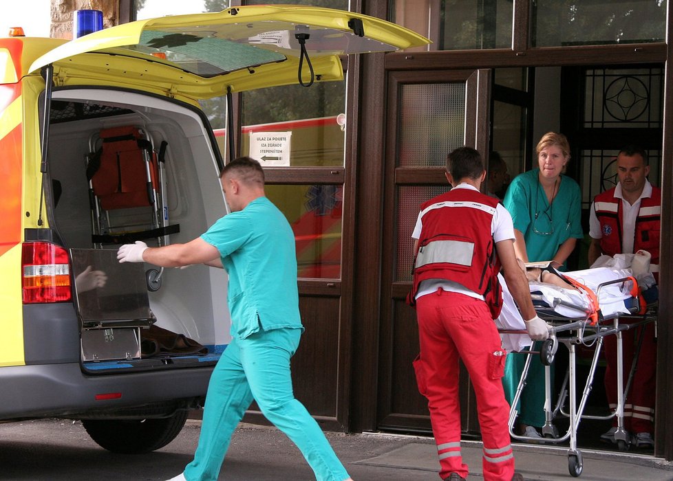Zachranáři převážejí zraněné do nemocnice v Grospići