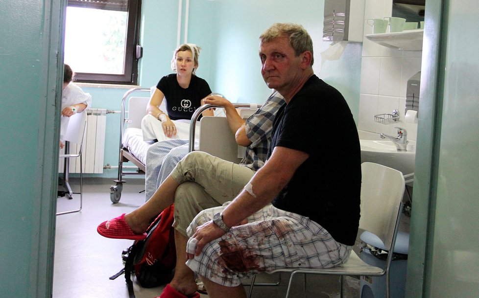 Jeden z cestujících v oblečení celém od krve na pokoji nemocnice v Gospići