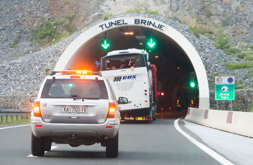 Náklaďák s autobusem vjíždí do jednoho z mnoha tunelů