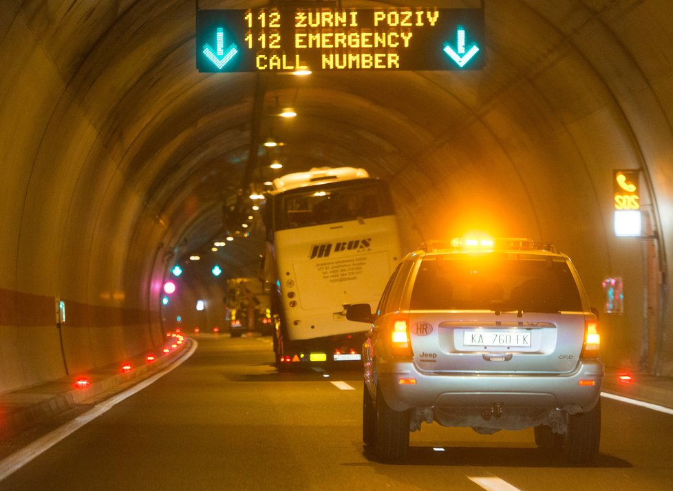 Náklaďák s vrakem autobusu projíždí jedním z chorvatských tunelů