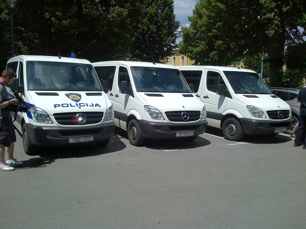 Tato policejní auta převážela české turisty na letiště
