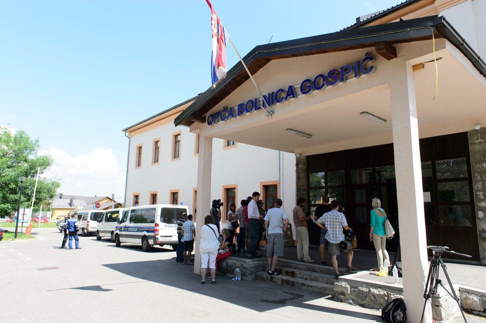 Cestující z havarovaného českého autobusu opouštějí nemocnici