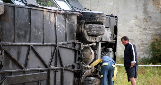 Za nehodu, při níž bylo zraněno 21 cestujících, zřejmě může kluzká vozovka a rychlá jízda