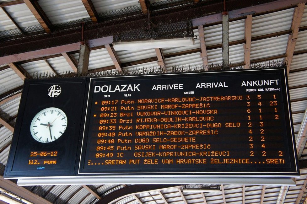 Informační tabule na nádraží v Záhřebu