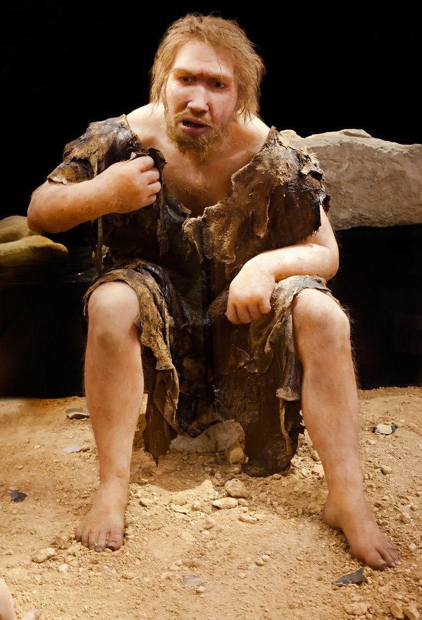 Figurína neandertálce.