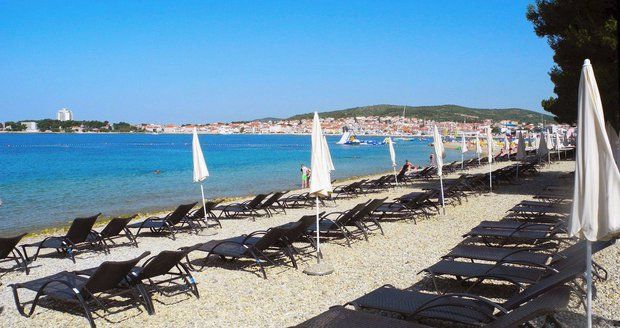 Boj na chorvatských plážích: Podnikavci s lehátky vytlačují lidi s ručníky