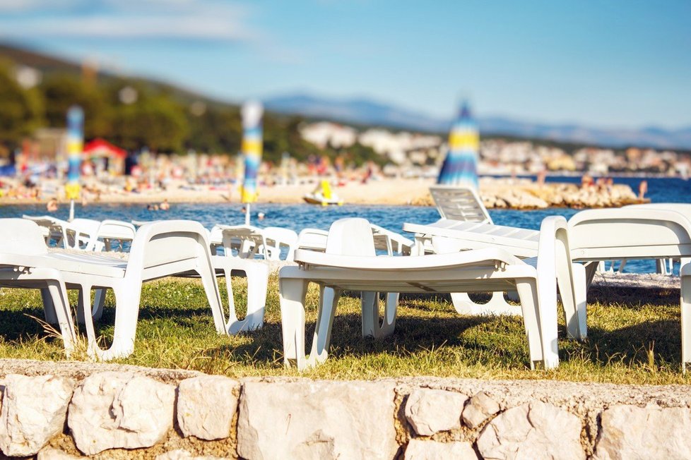Lehátka na plážích štvou Chorvaty. Podnikatelé vytlačují neplatící návštěvníky z pláží.
