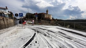 „Tohle nám nikdo neuvěří,“ smáli se turisté a bílou nadílku si fotili.