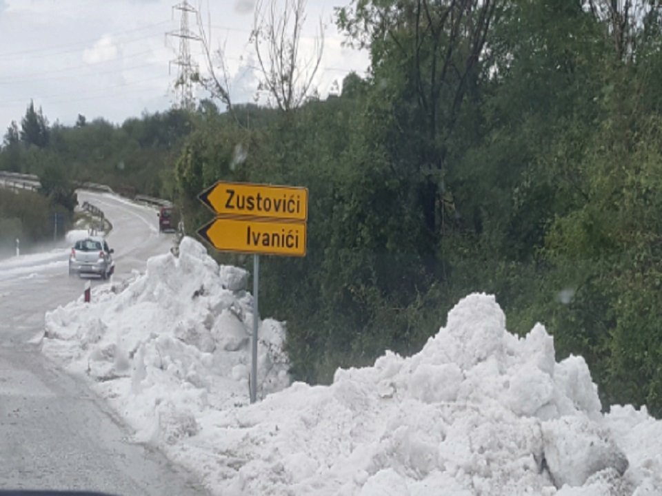 Chorvatsko zaplavil sníh a kroupy.