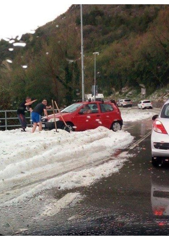 Chorvatsko zaplavil sníh a kroupy.